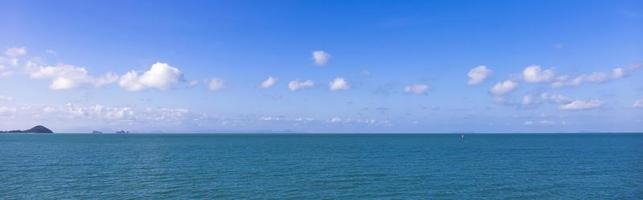 ozean und himmel heller hintergrund. foto