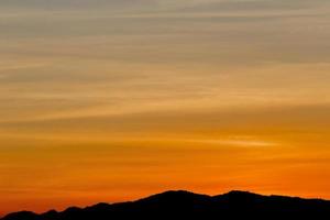 schöner himmel bei sonnenaufgang natürlicher hintergrund foto