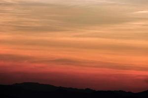 schöner himmel bei sonnenaufgang natürlicher hintergrund foto