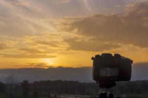 das konzept der unschärfe, die kamera fotografiert die landschaft von dämmerung, himmel, sonnenuntergang, schöne farben im hintergrund. foto