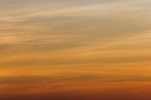 schöner sonnenunterganghimmel abstrakter hintergrund foto