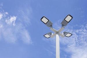 Solarlichtmasten, die außerhalb des Gebäudes auf einem hellen Himmelshintergrund installiert sind. foto