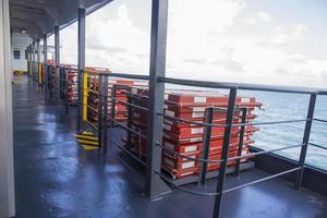 orangefarbene Rettungsinseln für Notfälle an Bord aufgereiht. foto