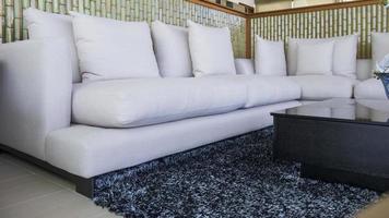 langes Sofa im Wohnzimmer. foto