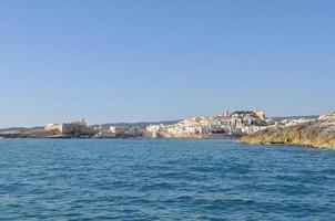 blick auf die stadt vieste vom meer aus foto