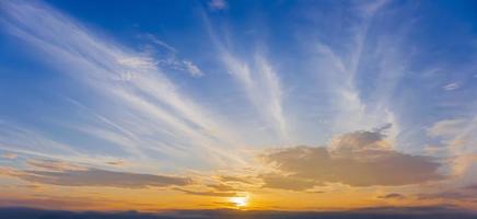 Panorama-Dämmerung, schöner Farbsonnenuntergang-Himmelshintergrund. foto