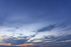 Landschaft Landschaft unter malerischem bunten Himmel bei Sonnenuntergang Morgendämmerung Sonnenaufgang. foto