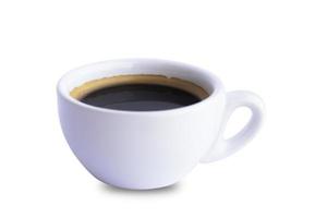 Schwarzer Kaffee in einer weißen Tasse isoliert auf weißem Hintergrund. foto