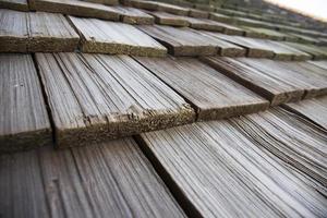 Nahaufnahme von Holz, das für die Bedachung von Sonne und Regen verwendet wird. foto