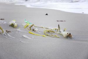 zerbrochene Ringnetze am Strand. foto