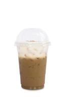 Espresso-Eiskaffee in einem Plastikbecher isoliert auf weißem Hintergrund. foto