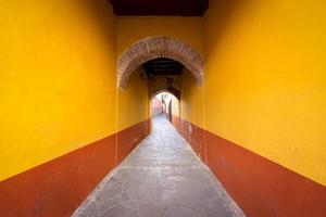 bunte alte stadtstraßen im historischen stadtzentrum von zacatecas in der nähe der zentralen kathedrale. Es ist ein beliebtes lokales mexikanisches und internationales Tourismusziel foto