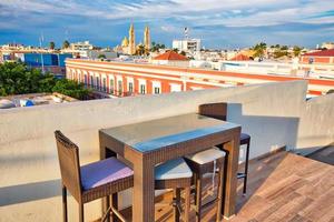 mazatlan hotel auf dem dach mit blick auf die malerischen altstadtstraßen im historischen zentrum foto