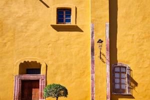 mexiko, bunte gebäude und straßen von san miguel de allende im historischen stadtzentrum foto