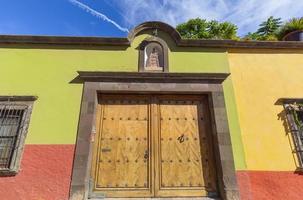 mexiko, bunte gebäude und straßen von san miguel de allende im historischen stadtzentrum foto