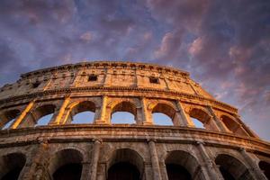 berühmtes kolosseum kolosseum von rom bei frühem sonnenuntergang