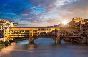 szenisch schöne brücke ponte vecchio im historischen stadtzentrum von florenz foto