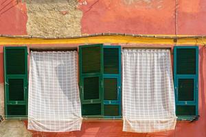 italien, schöne bunte vernazza-straßen in cinque terre foto