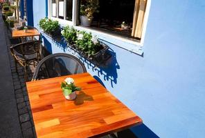 berühmte nyhavn neue hafenbucht in kopenhagen, eine historische europäische wasserpromenade aus dem 17. jahrhundert mit schwimmenden restaurants, straßencafés und offenen bars foto