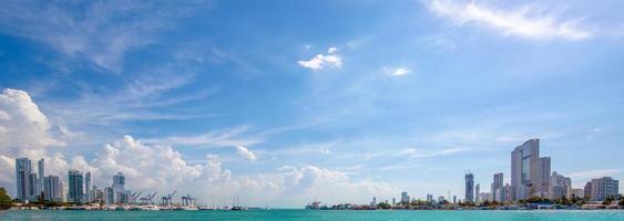 kolumbien, weitwinkelblick auf die malerische cartagena bay bocagrande und die panorama-skyline der stadt foto