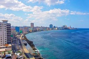 el malecon avenida de maceo, eine breite, markante Esplanade, die sich über 8 km entlang der Küste in Havanna erstreckt, vorbei an den wichtigsten Touristenattraktionen der Stadt foto