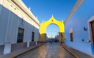 malerische bunte koloniale merida-straßen in mexiko, yucatan foto