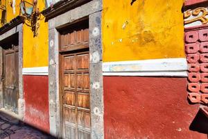 bunte gebäude und straßen von san miguel de allende im historischen stadtzentrum foto