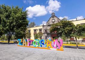 bunte buchstaben des zentralen platzes von zapopan im historischen stadtzentrum in der nähe der kathedralenbasilika von zapopan foto