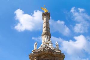 Denkmal für den Engel der Unabhängigkeit in der Reforma Street in der Nähe des historischen Zentrums von Mexiko-Stadt foto