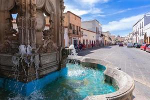 bunte alte stadtstraßen im historischen stadtzentrum von zacatecas in der nähe der zentralen kathedrale. es ist ein beliebtes mexikanisches tourismusziel foto