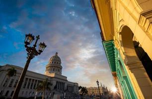 nationales kapitol capitolio nacional de la habana ein öffentliches gebäude und eine der meistbesuchten sehenswürdigkeiten von touristen in havanna foto