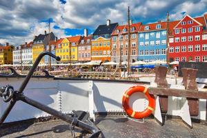 berühmte nyhavn neue hafenbucht in kopenhagen, eine historische europäische uferpromenade aus dem 17. jahrhundert mit farbenfrohen gebäuden. ein Ausgangspunkt für Boots- und Kanaltouren. foto