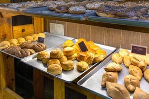 Bäckerei, die frisches Gebäck auf farbenfrohen Aguascalientes-Straßen im historischen Stadtzentrum von Zocalo in der Nähe der Dombasilika verkauft foto