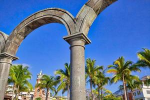 berühmte puerto vallarta bögen los arcos an der stadtpromenade foto