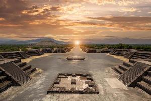 Wahrzeichen Teotihuacan Pyramidenkomplex im mexikanischen Hochland und Mexiko-Tal in der Nähe von Mexiko-Stadt foto