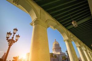 nationales kapitol capitolio nacional de la habana ist ein öffentliches gebäude und eine der meistbesuchten sehenswürdigkeiten von touristen in havanna foto