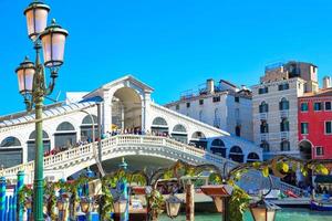Wahrzeichen der Rialtobrücke in Venedig foto