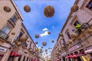 morelia, michoacan, bunte straßen und koloniale häuser im historischen stadtzentrum von morelia, einer der wichtigsten touristenattraktionen der stadt foto