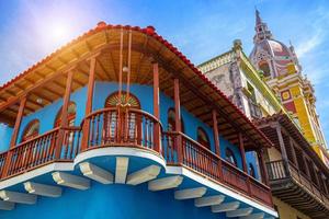 kolumbien, malerische bunte straßen von cartagena im historischen bezirk getsemani in der nähe der ummauerten stadt foto