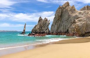 szenischer reisezielstrand playa amantes, liebhaberstrand bekannt als playa del amor gelegen in der nähe des malerischen bogens von cabo san lucas