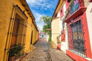 Oaxaca, malerische Altstadtstraßen und farbenfrohe Kolonialgebäude im historischen Stadtzentrum foto
