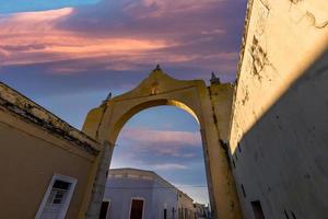 malerische bunte koloniale merida-straßen in mexiko, yucatan foto