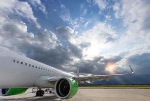 flugzeug, das auf touristenpassagiere wartet, um das flugzeug am internationalen flughafen los cabos zu besteigen. erneuerter tourismusverkehr inmitten einer covid-pandemie foto