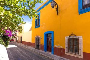 bunte alte stadtstraßen im historischen stadtzentrum von zacatecas in der nähe der zentralen kathedrale. es ist ein beliebtes mexikanisches tourismusziel foto