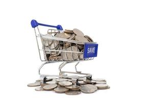 Save-Konzept mit Einkaufswagen mit voller Münze. foto