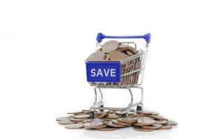 Save-Konzept mit Einkaufswagen mit voller Münze. foto