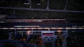 bahnhof bei nacht draufsicht foto