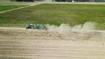 traktor in der draufsicht eines bauernfeldes foto