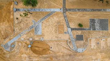 die verbesserung der straßen zwischen hochhäusern draufsicht foto