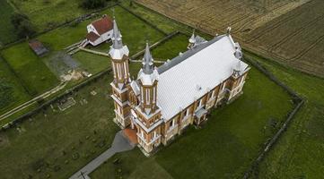 die alte katholische kirche ist eine draufsicht der drohne luftaufnahmen foto